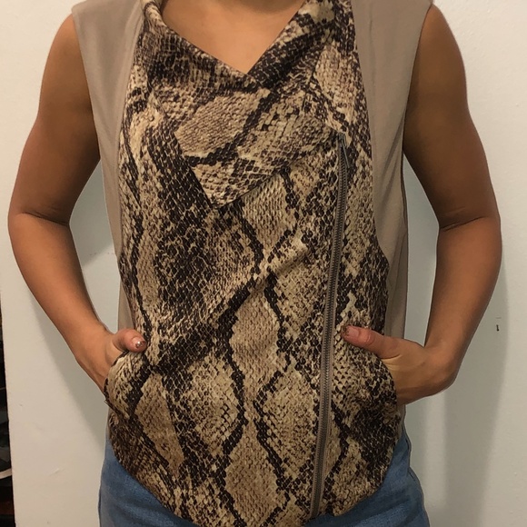 Sleeveless vest - Picture 1 of 2